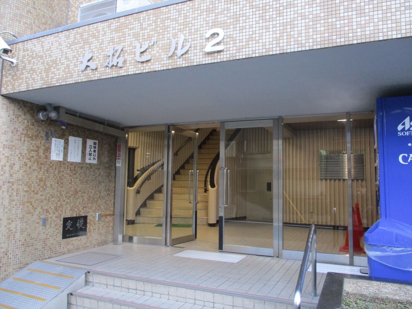 オフィスビル出入口
