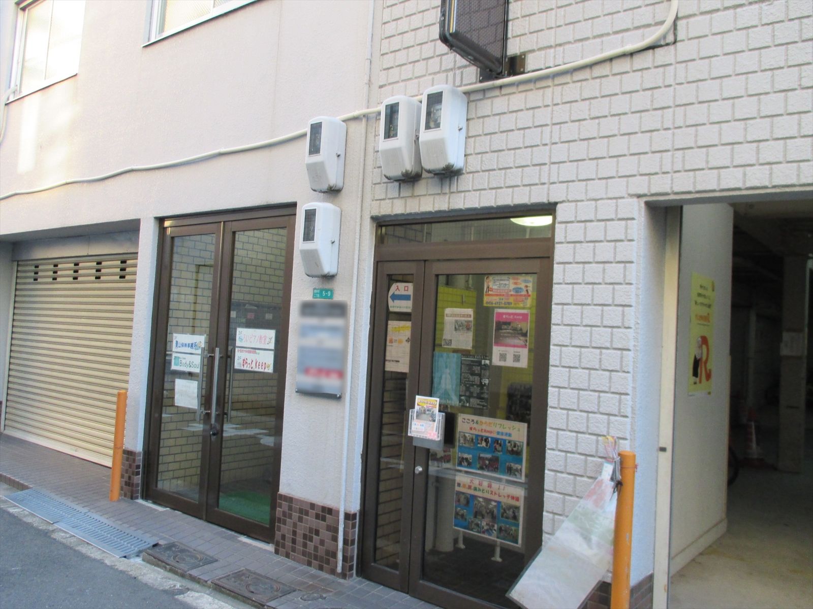 オフィスビル出入口