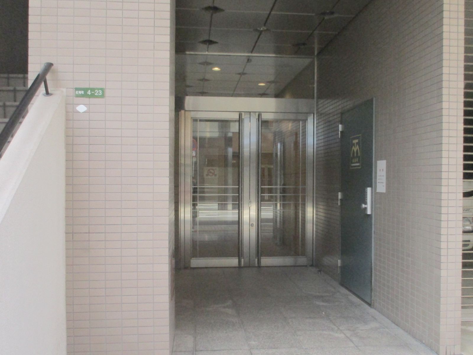 オフィスビル入口