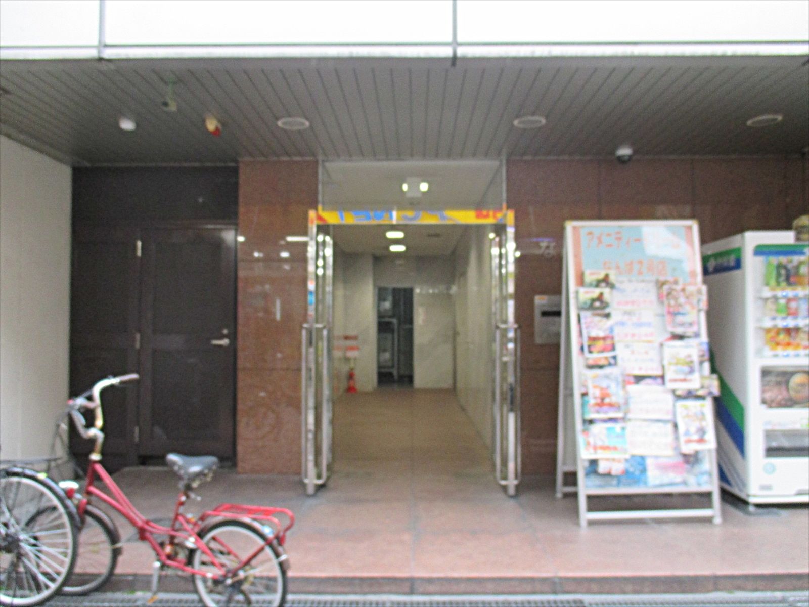 オフィスビル出入口