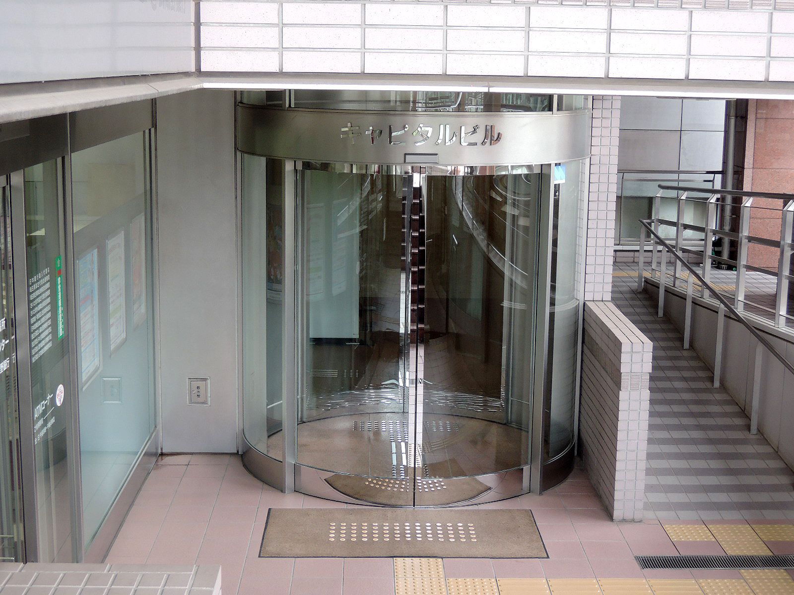 2階エントランス（さいたま新都心駅直結）