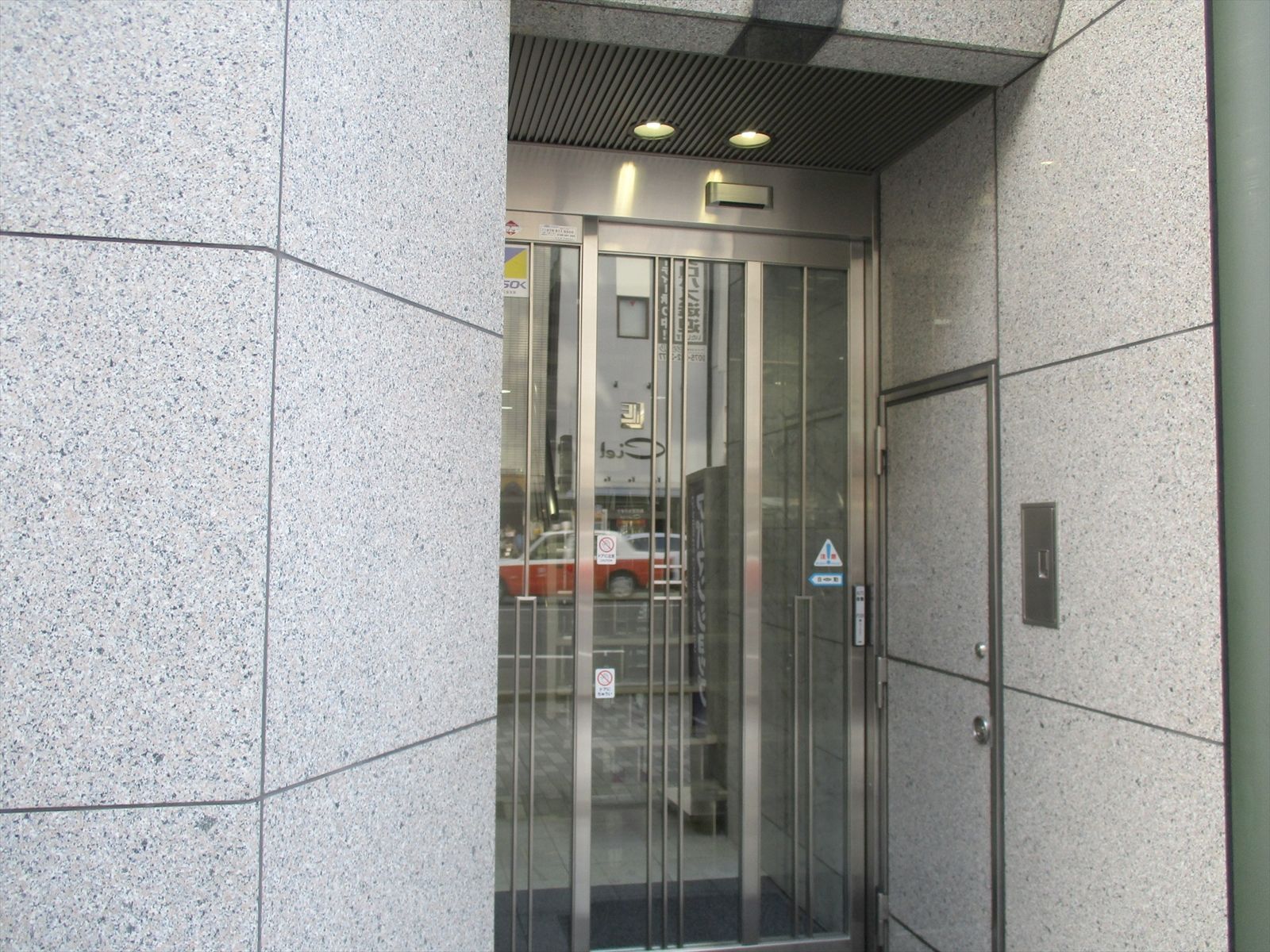 オフィスビル出入口