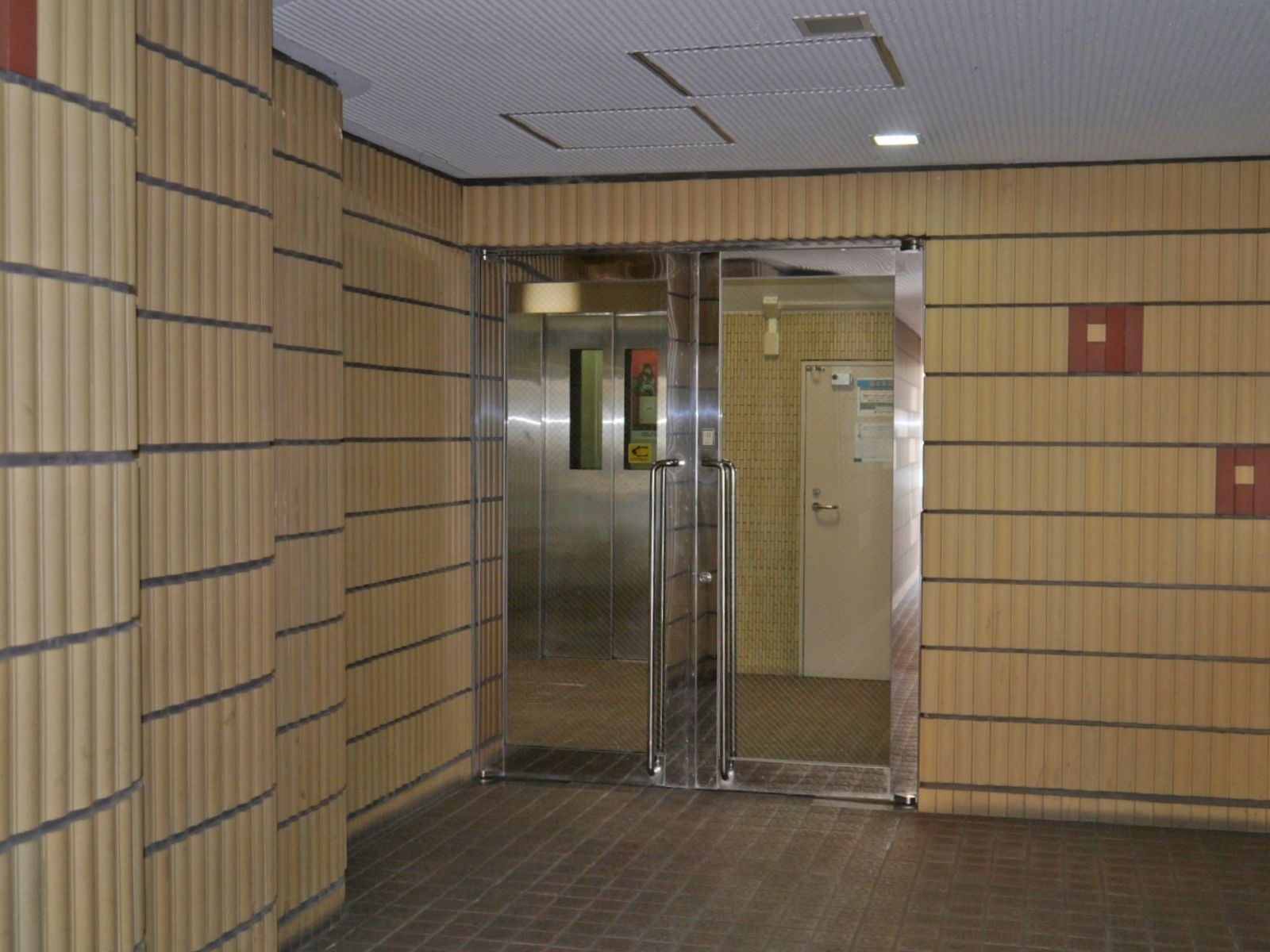 オフィスビル出入口
