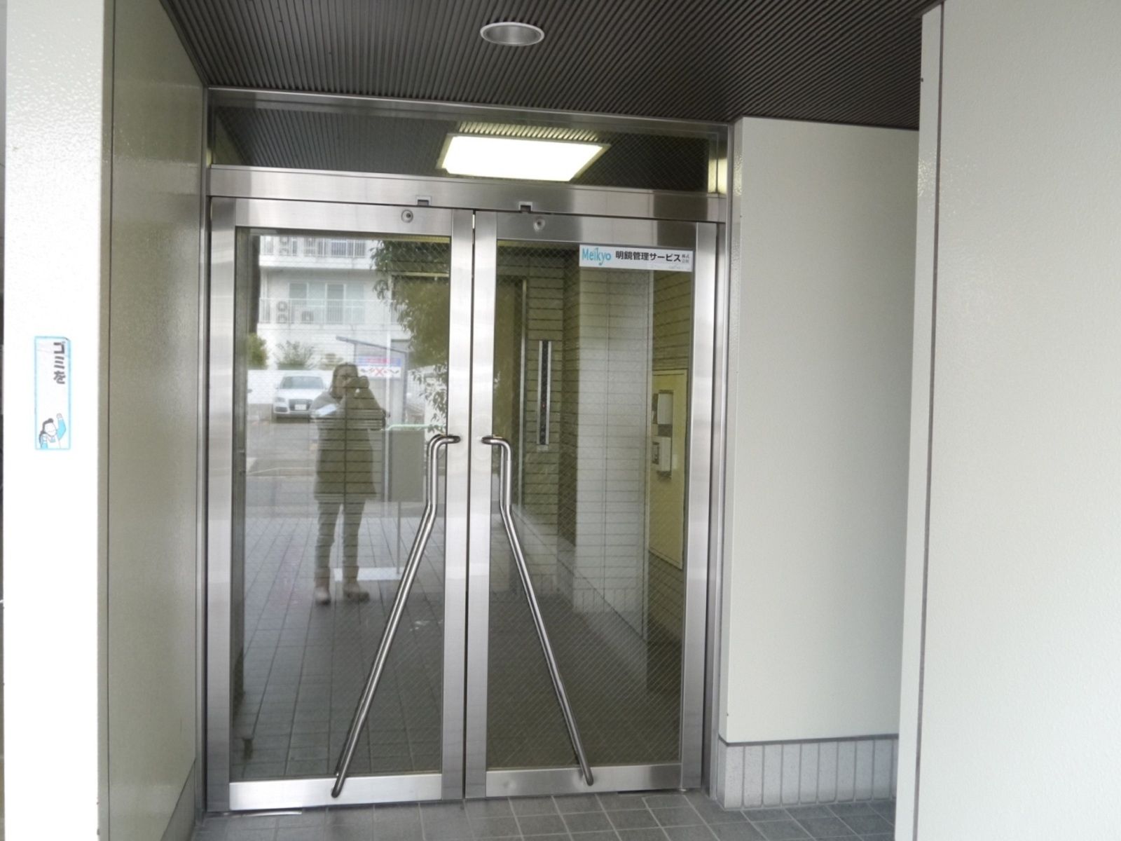 オフィスビル出入口