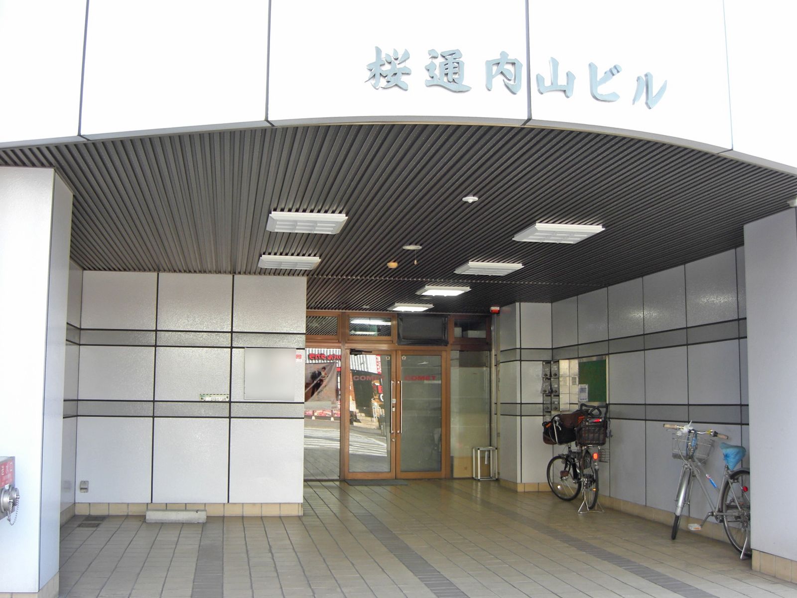 オフィスビル出入口