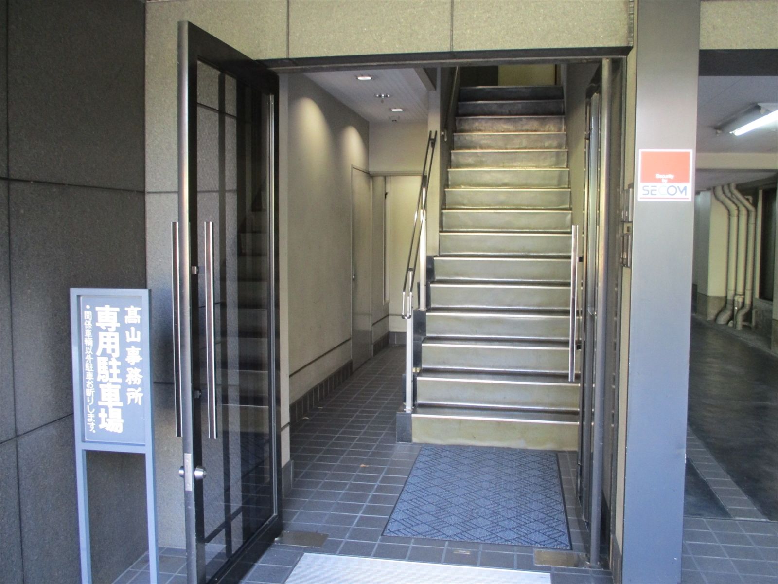 オフィスビル出入口