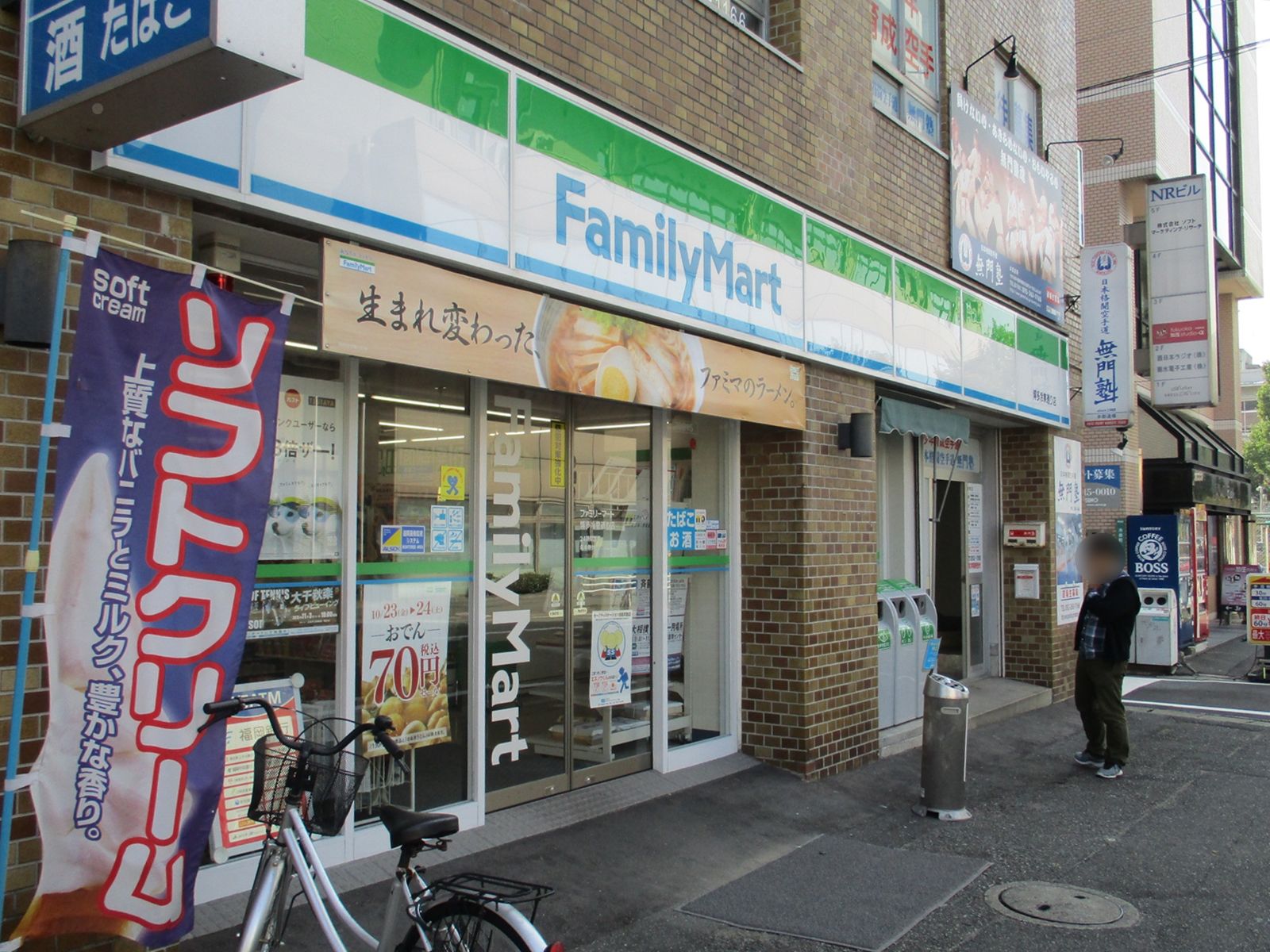 1階のファミリーマート博多冷泉通り店