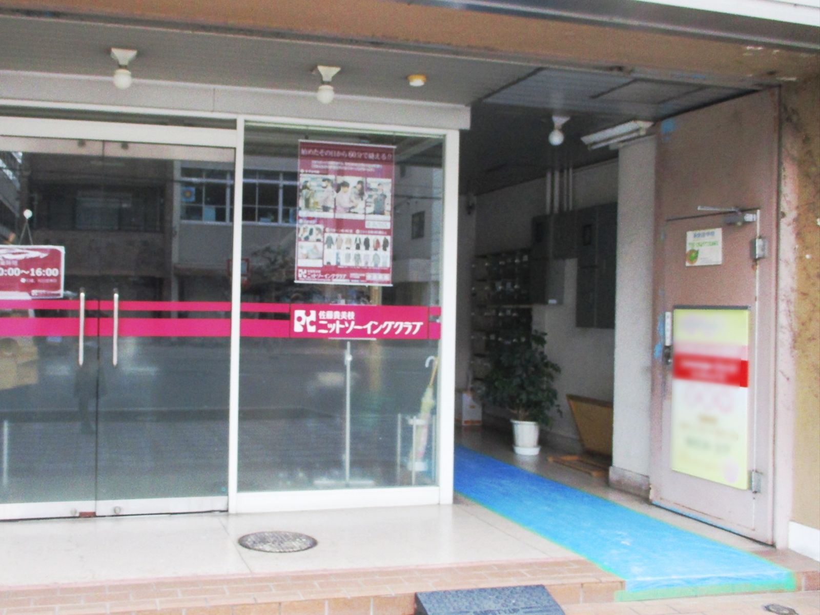 オフィスビル出入口
