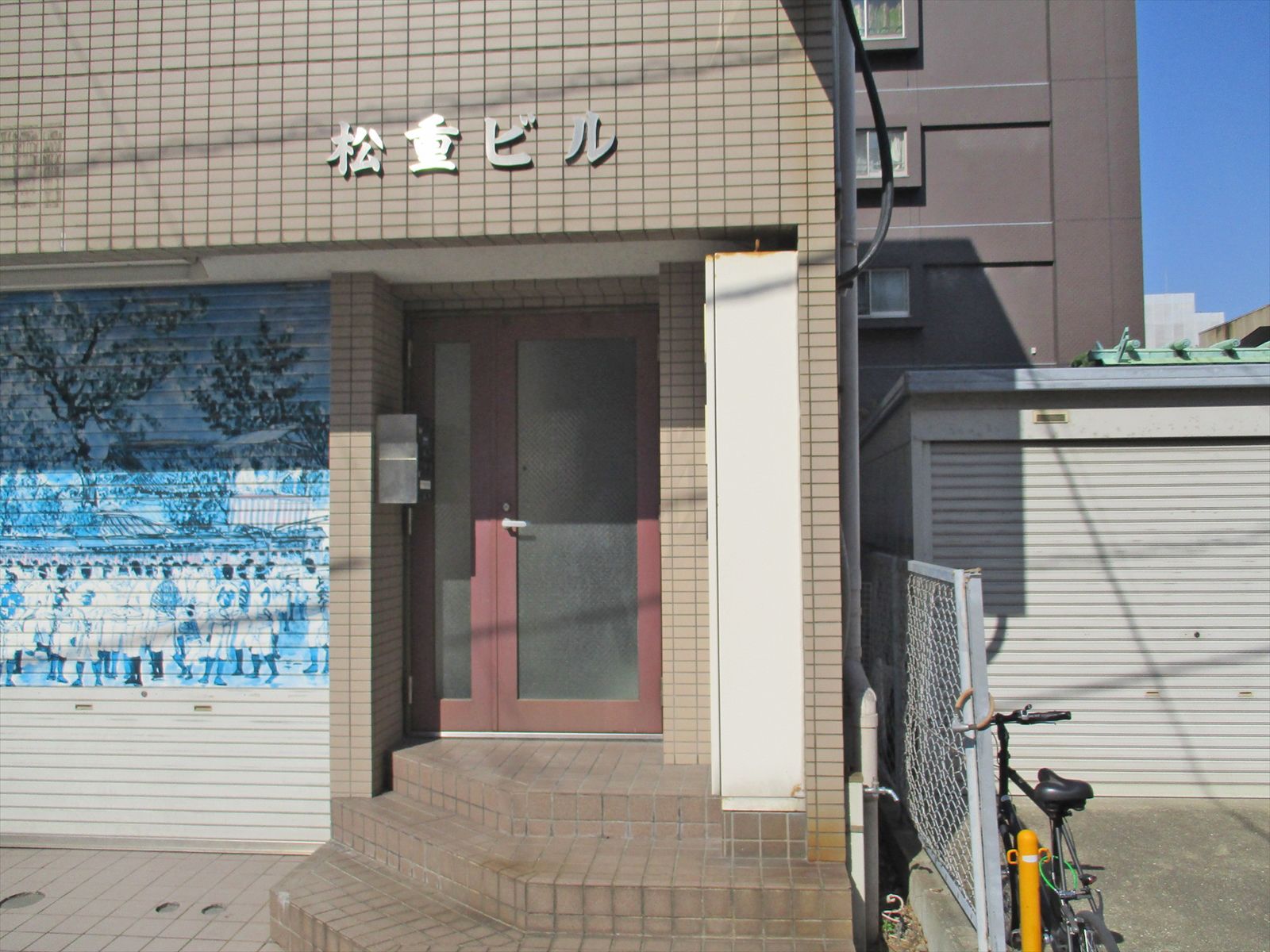 オフィスビル出入口