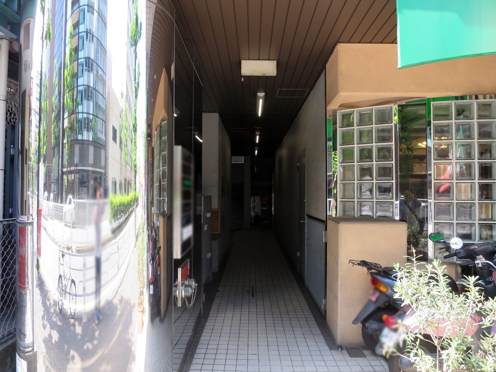 オフィスビル出入口