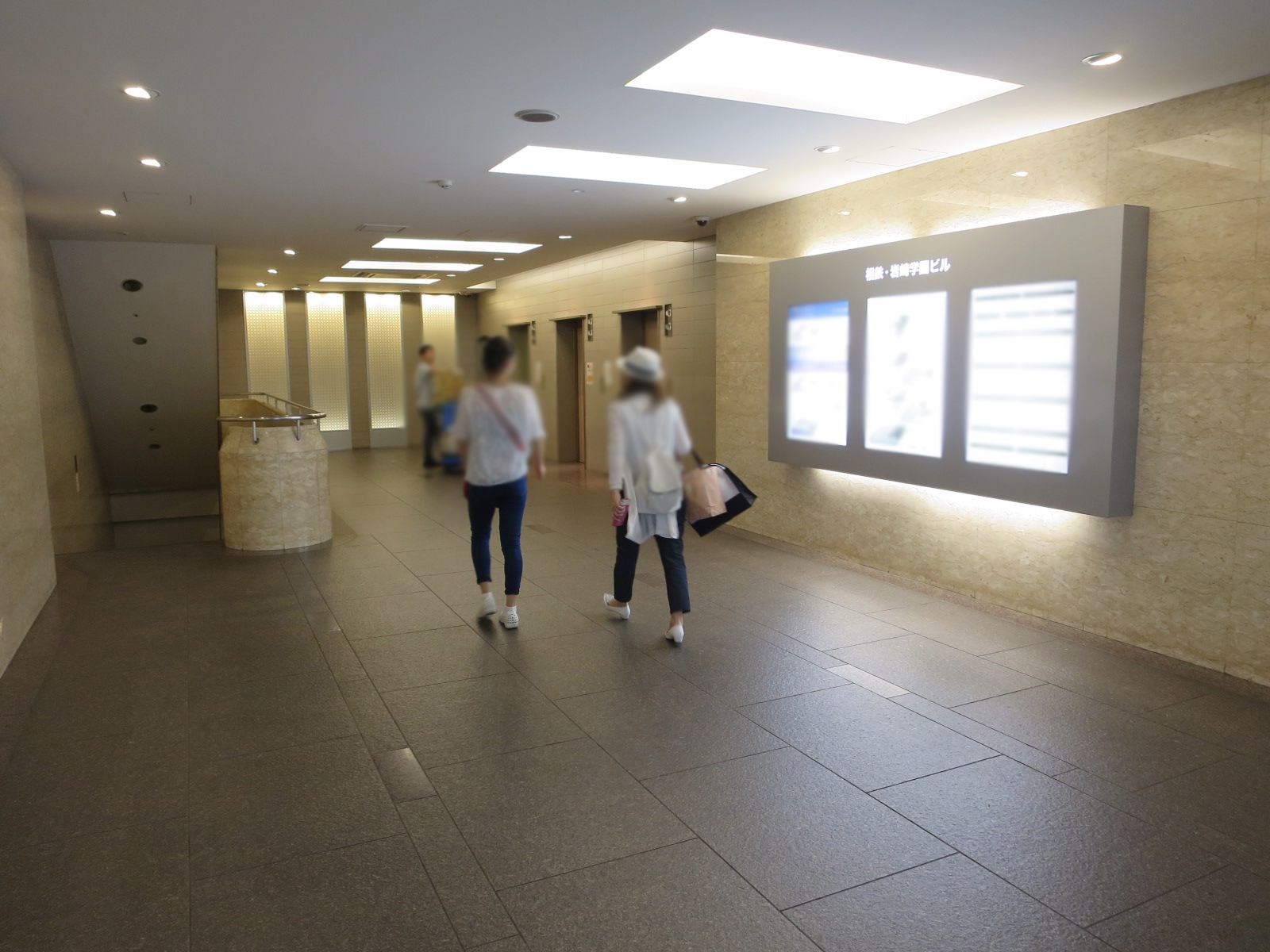 エントランスホール