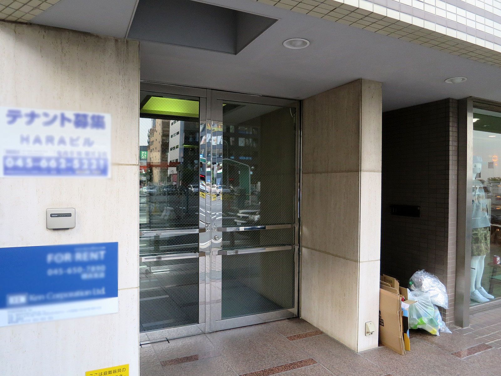 オフィス出入口