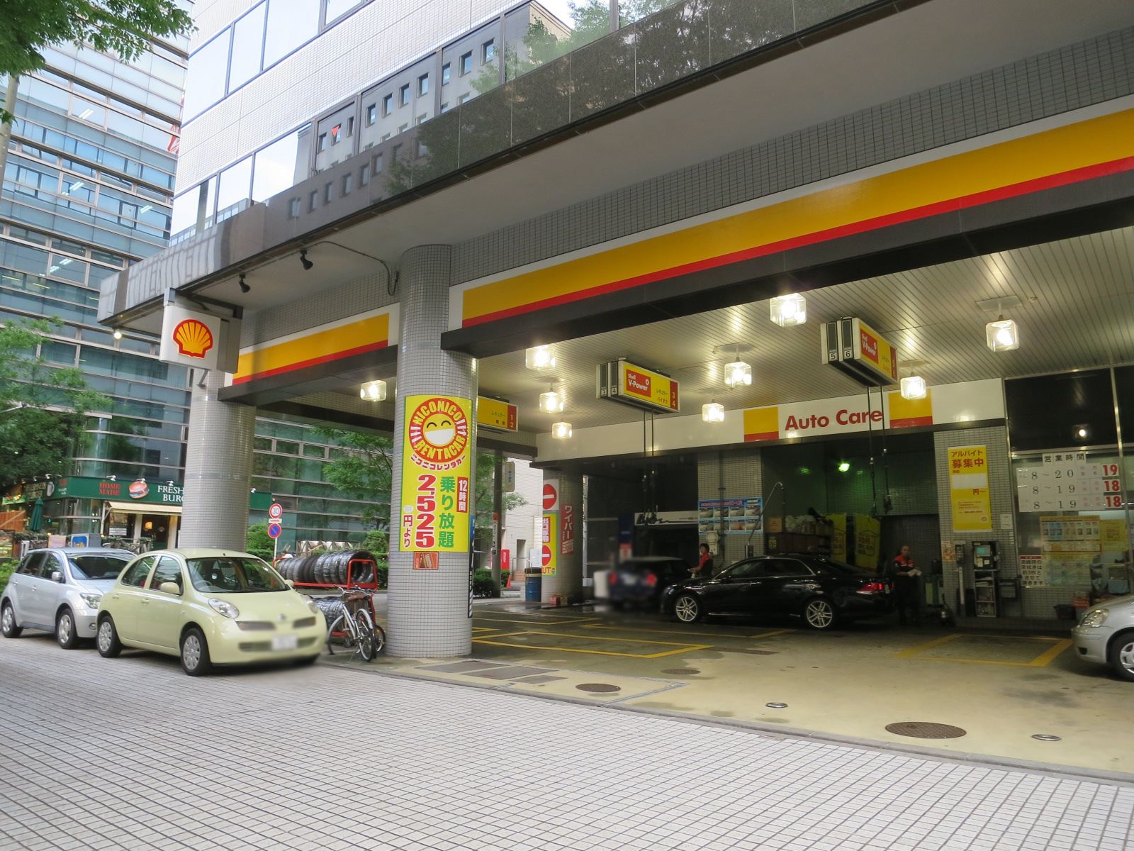 1階のガソリンスタンド