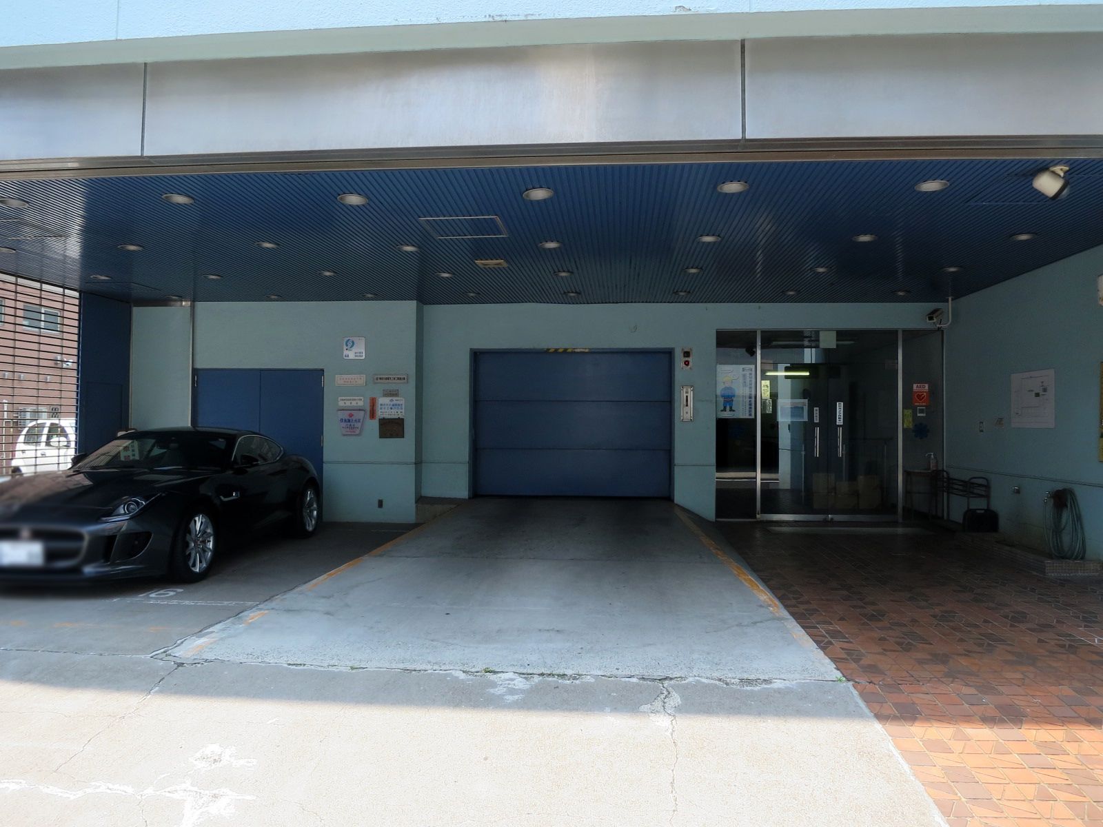オフィス出入口・駐車場