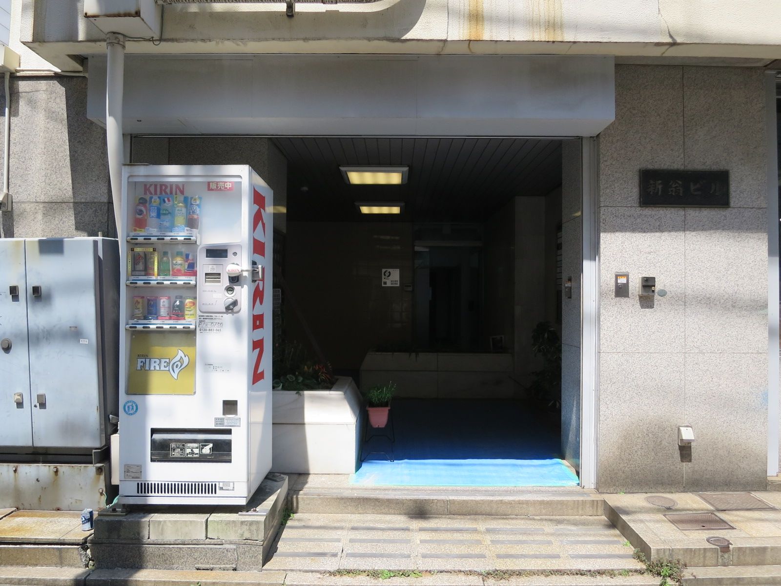 オフィス出入口