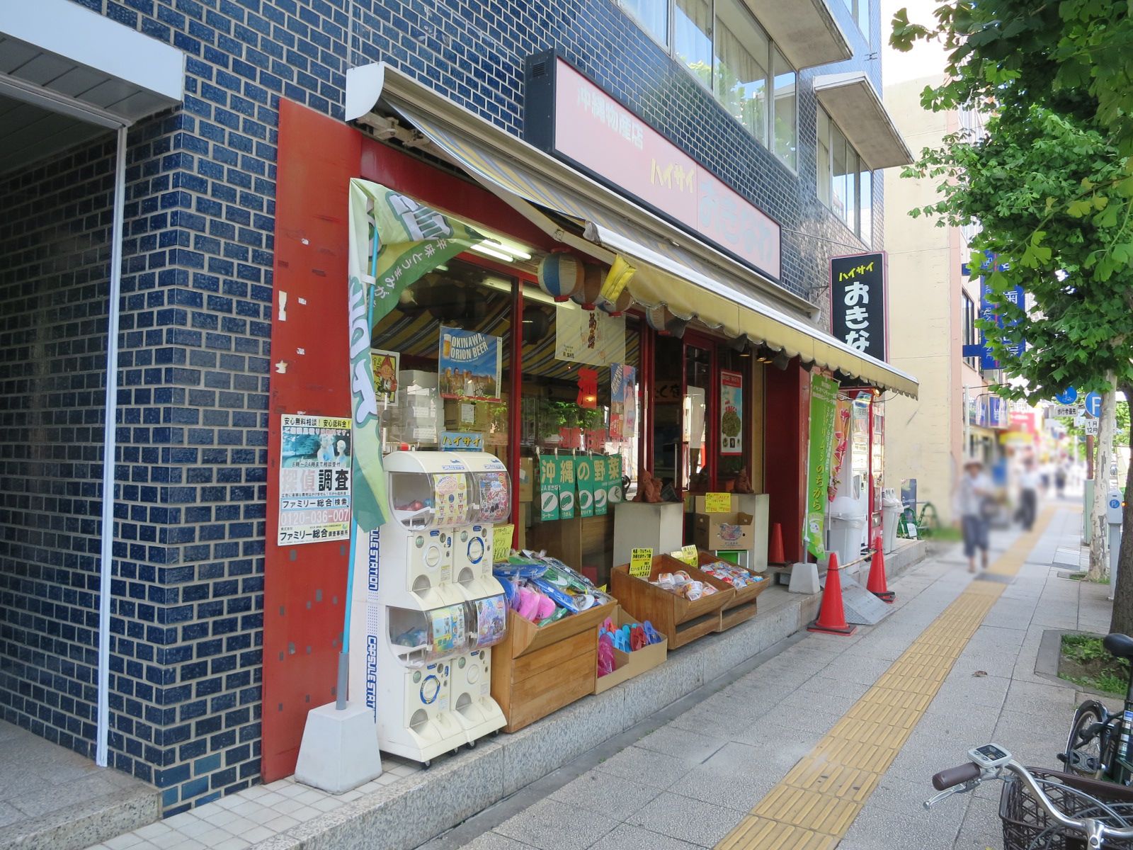 1階の沖縄物産店
