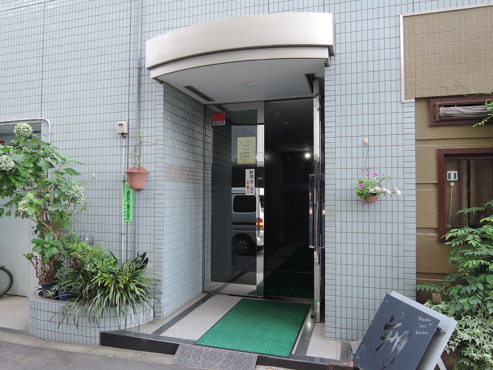 オフィスビル入口