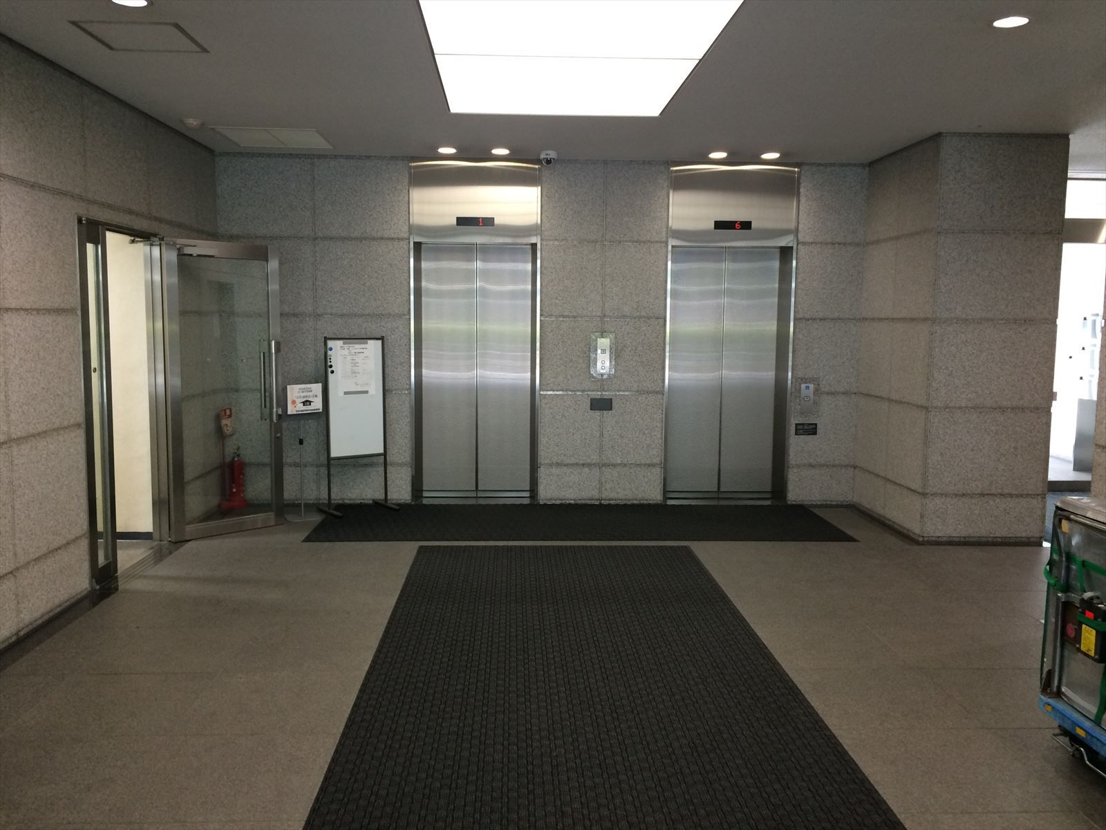 エレベーター（2基）