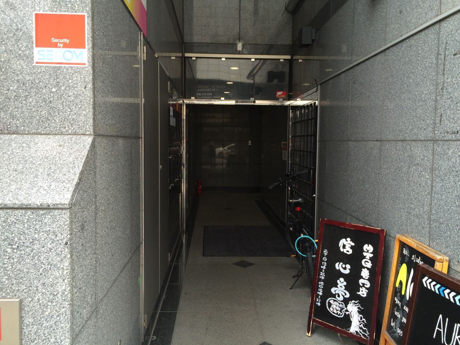 オフィス出入口