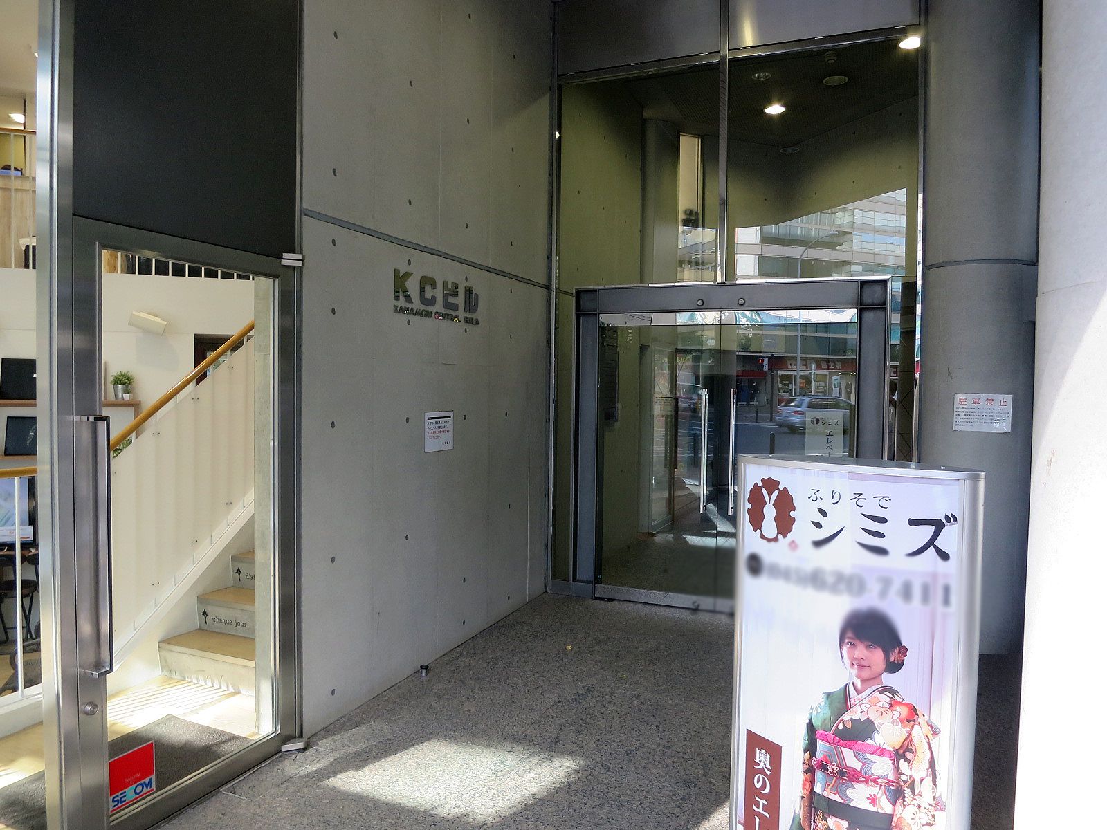 オフィスビル出入口