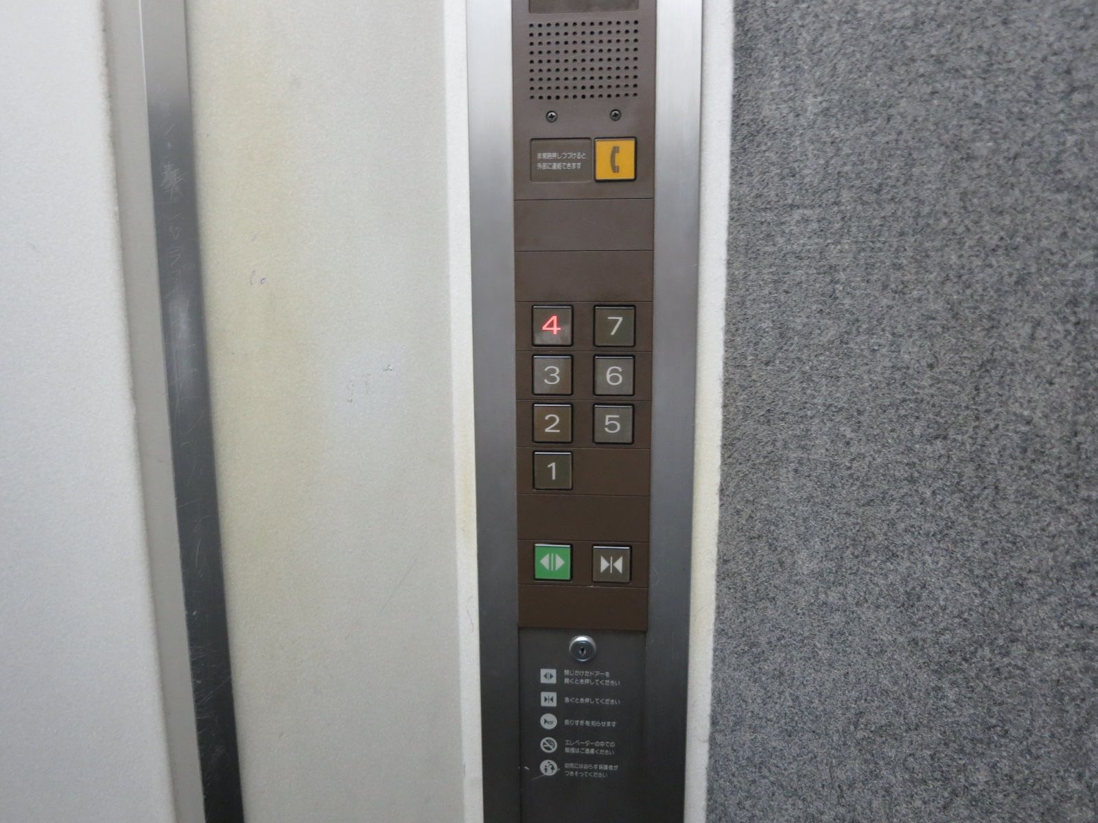 エレベーター内部の様子