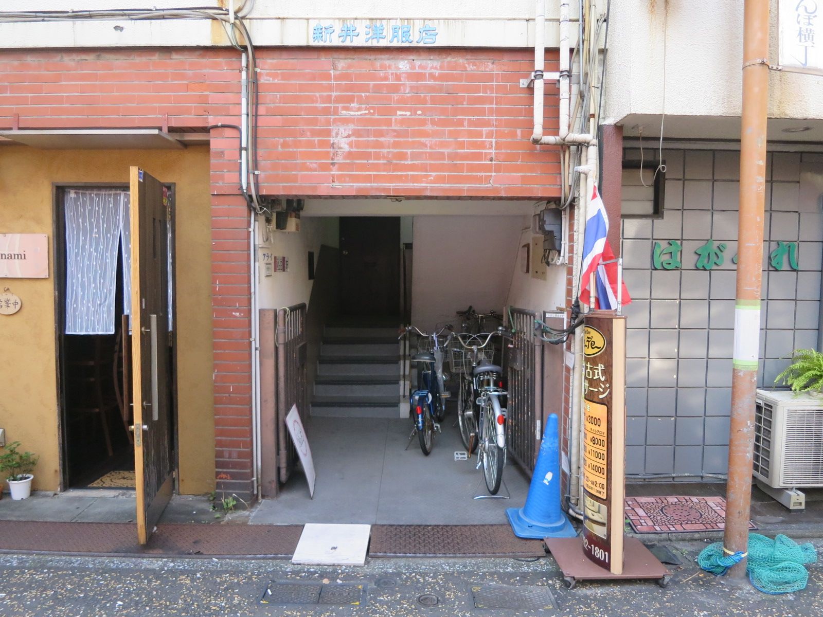 オフィス出入口