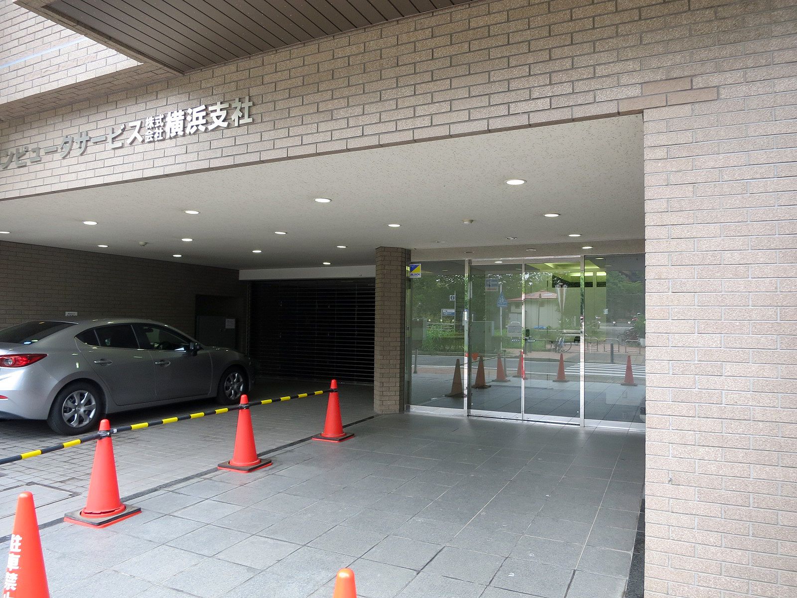 オフィスビル出入口