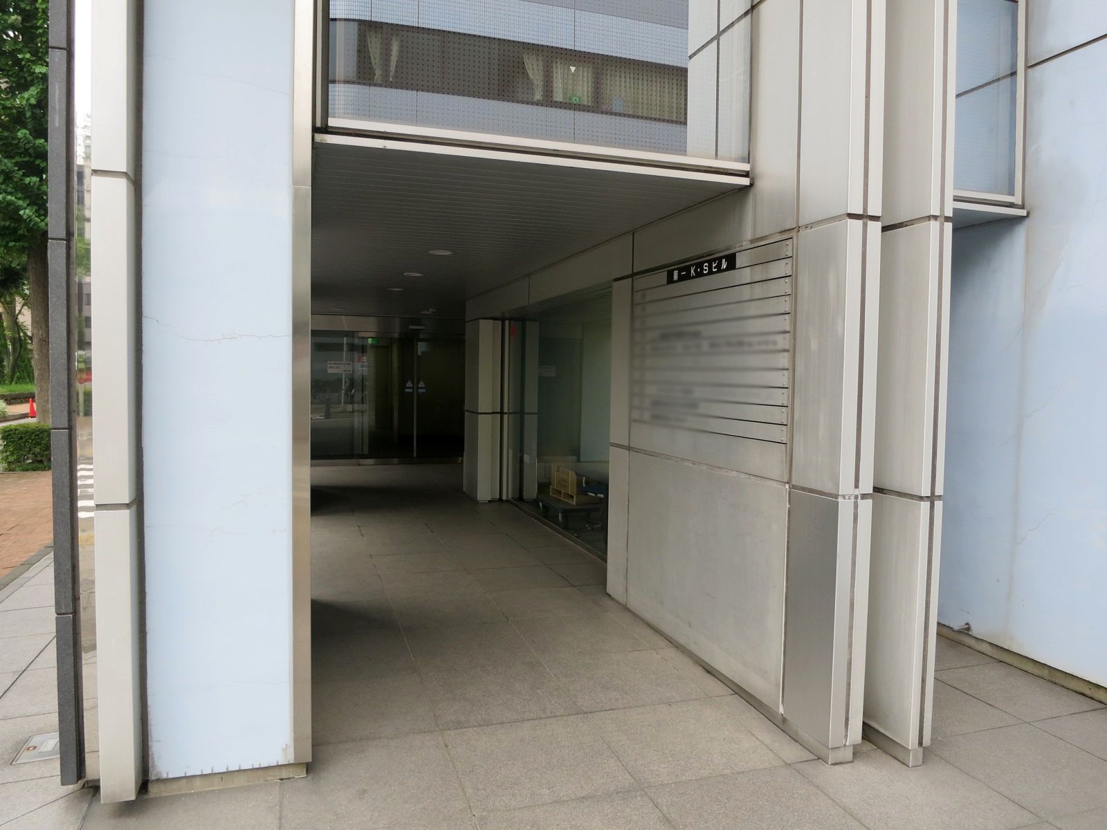 オフィスビル出入口