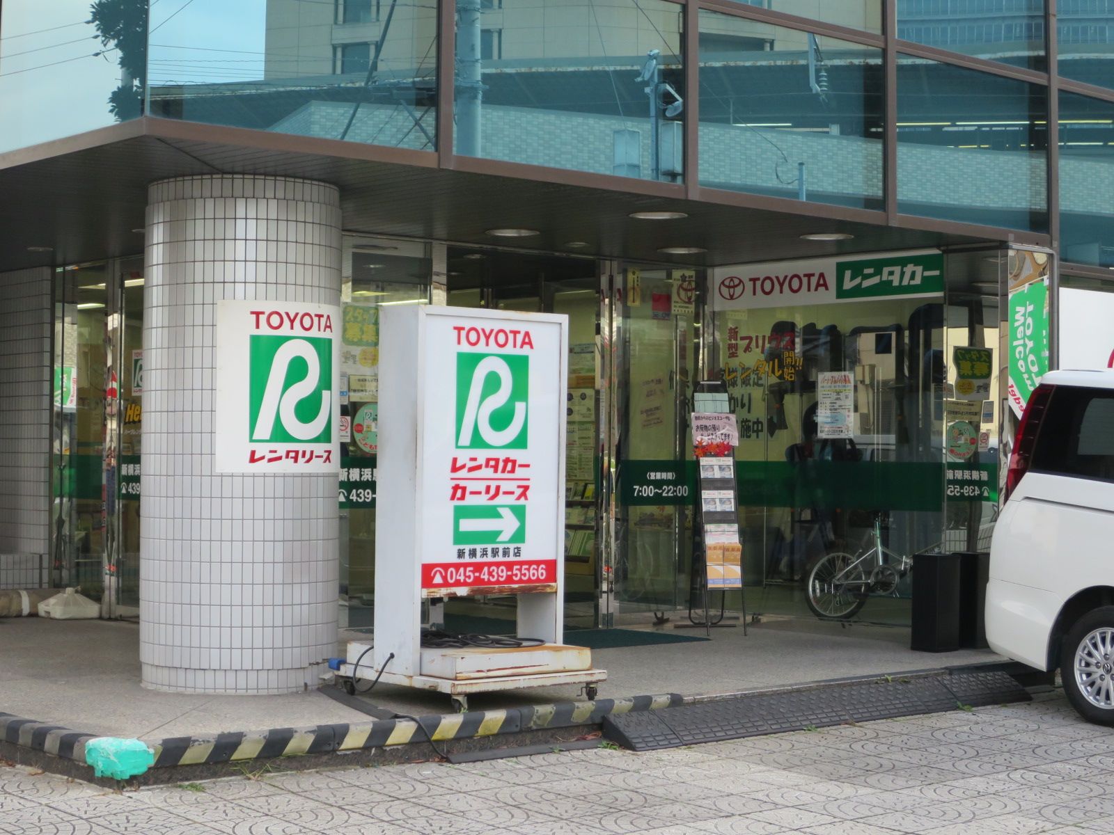 1階のトヨタレンタカー新横浜駅前