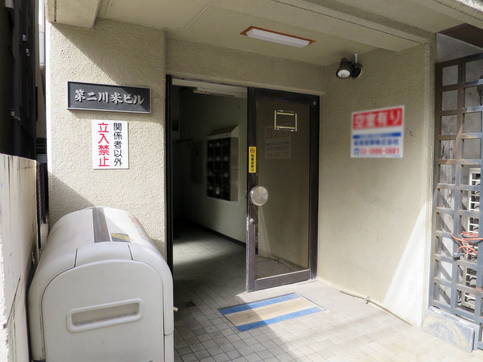 オフィス出入口