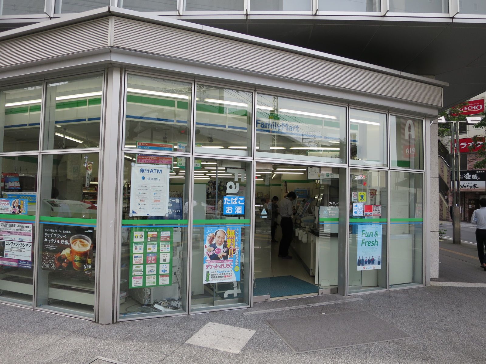 1階のファミリーマート京急川崎駅前店