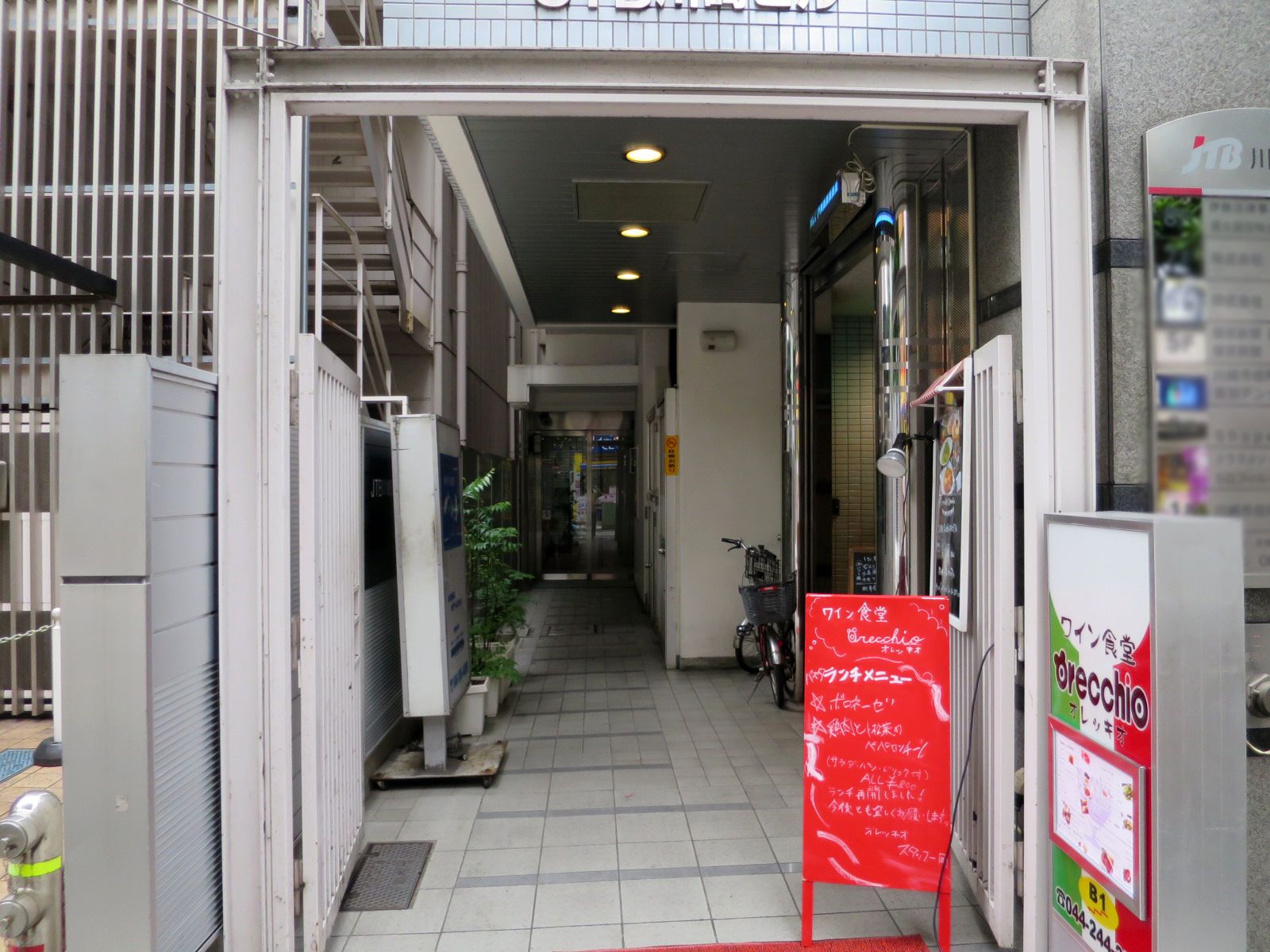 オフィスビル出入口