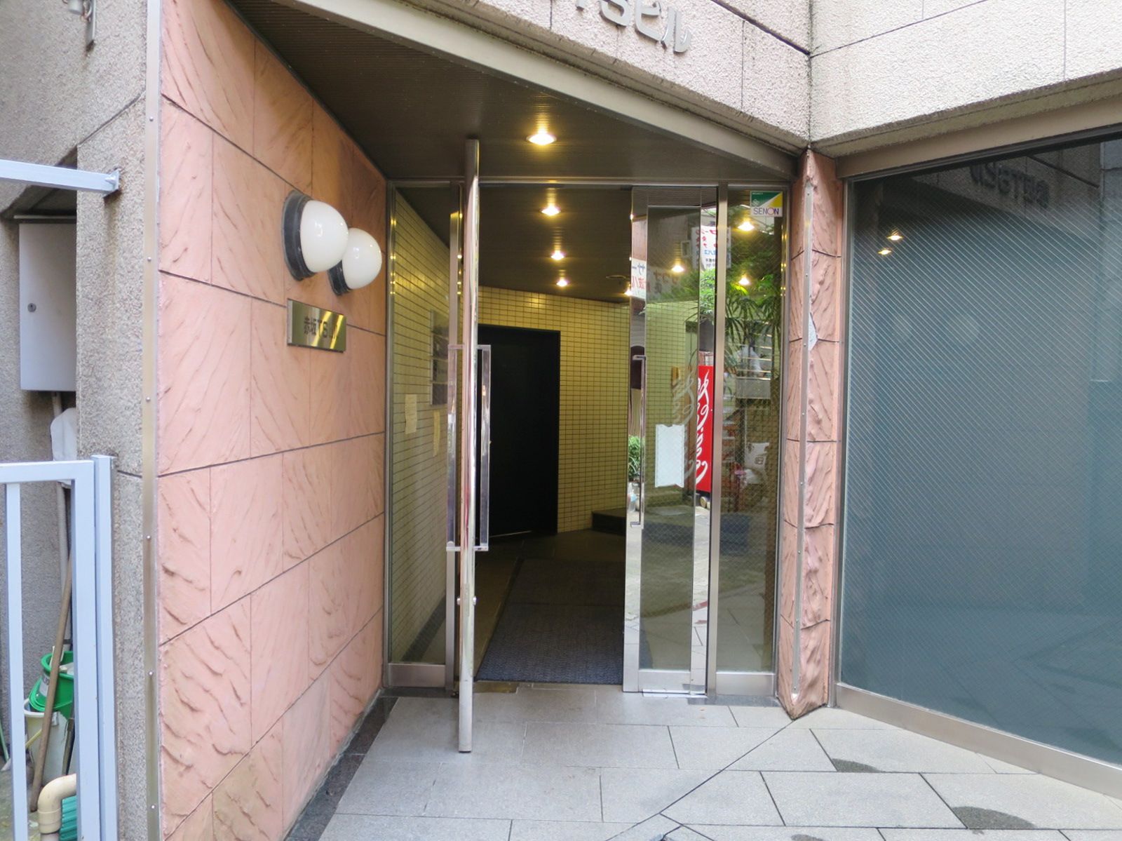 オフィスビル出入口