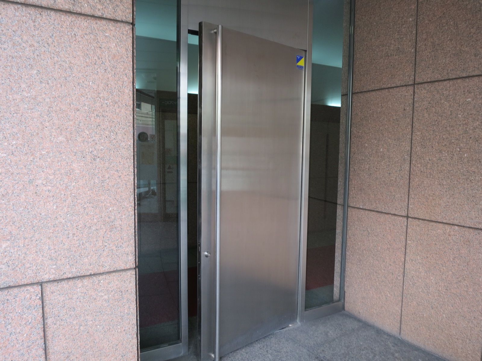 オフィス出入口