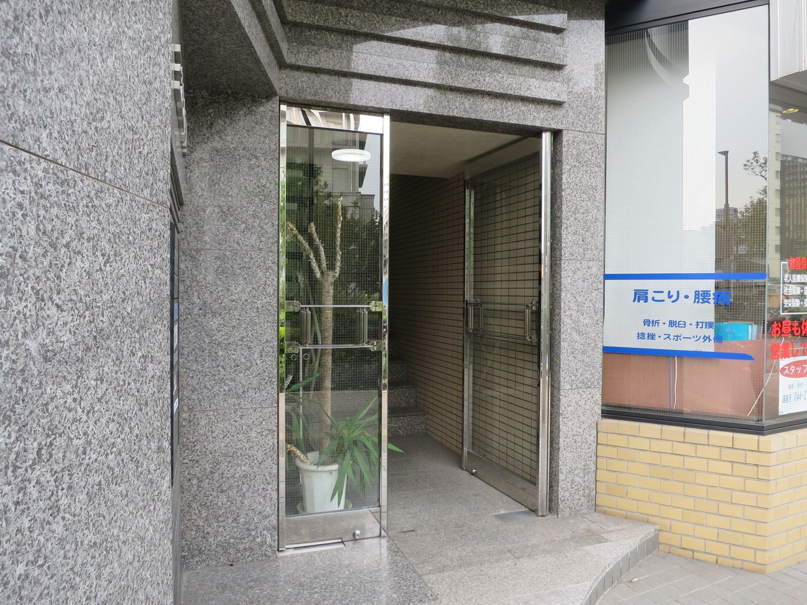 オフィス出入口