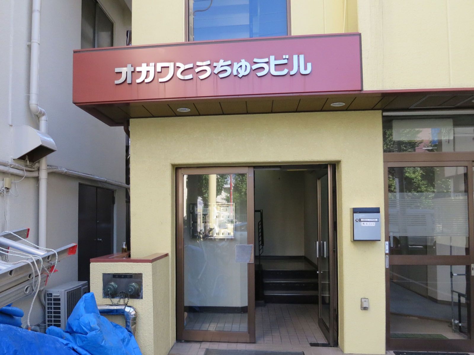 オフィスビル出入口