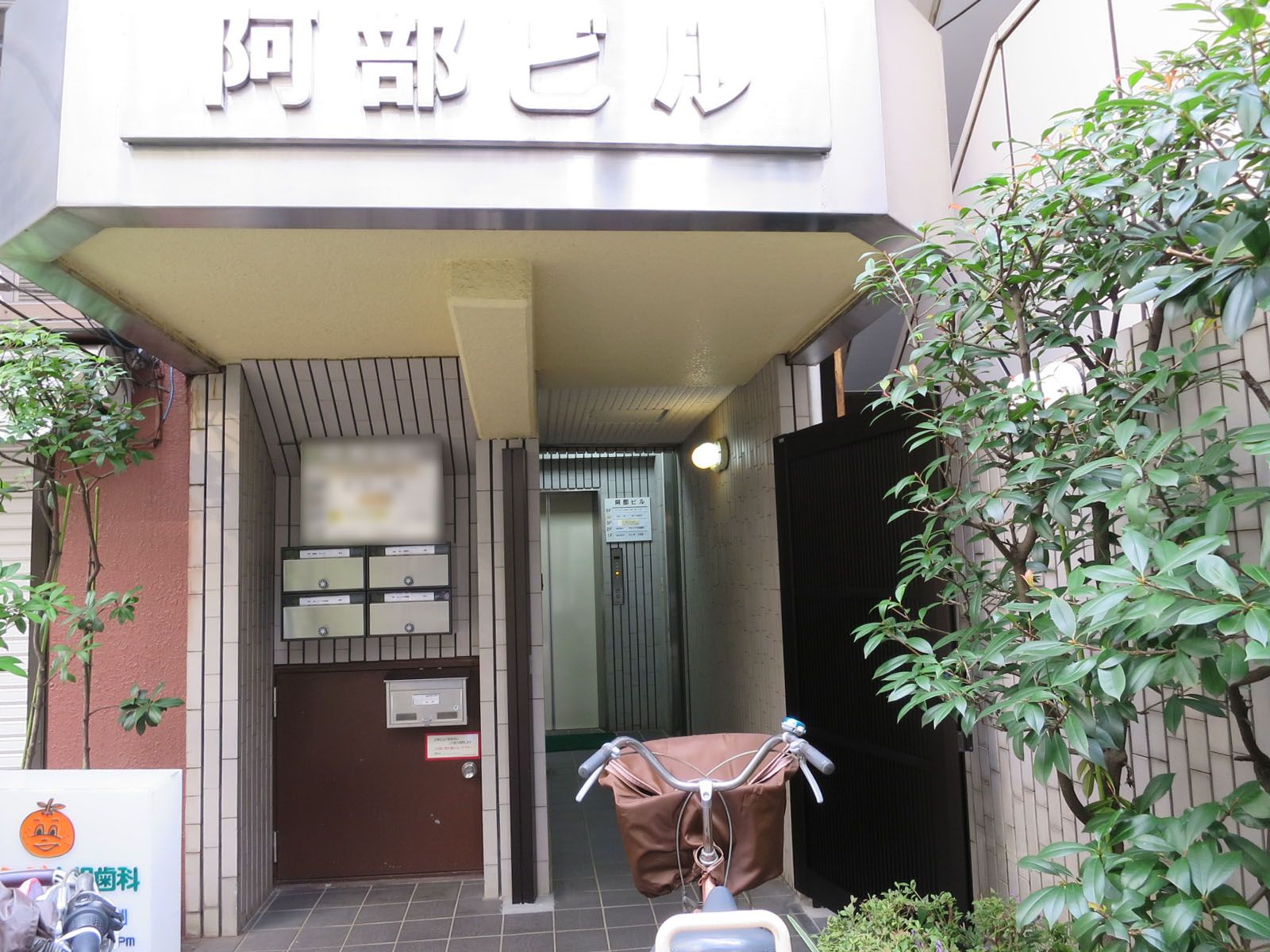 オフィスビル出入口