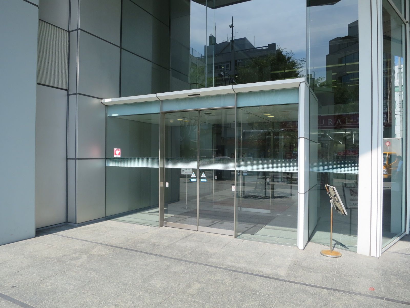 オフィスビル出入口