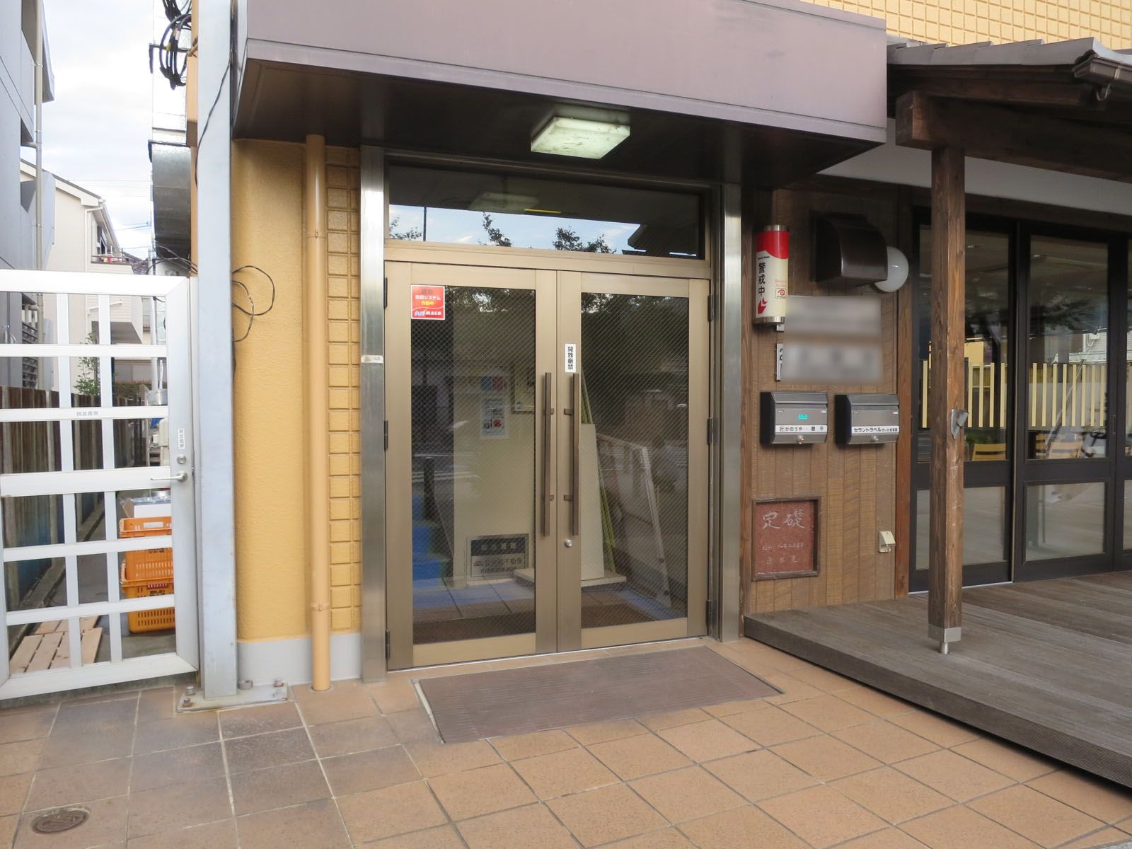 オフィスビル出入口