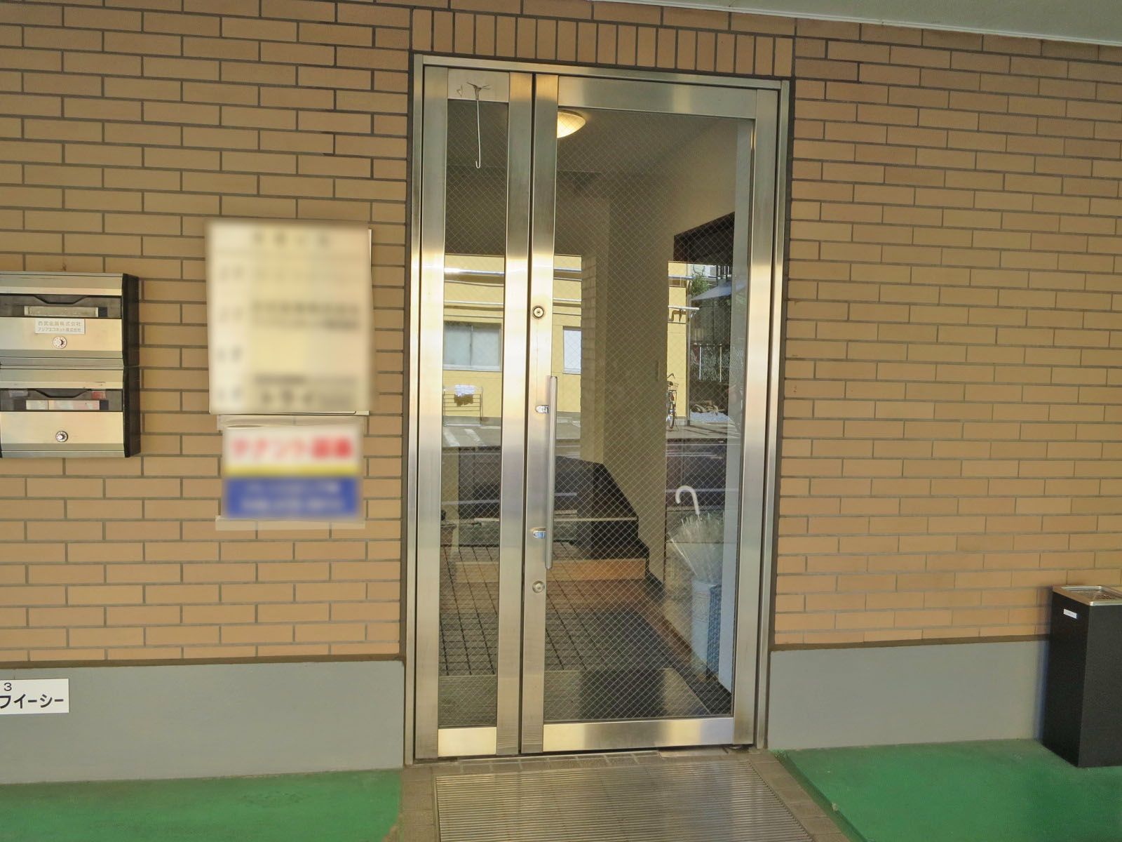 オフィスビル出入口