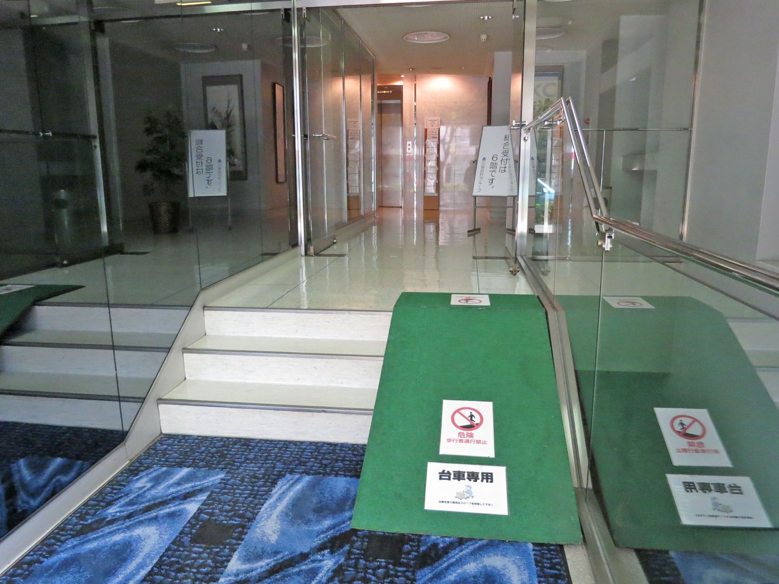 オフィスビル出入口