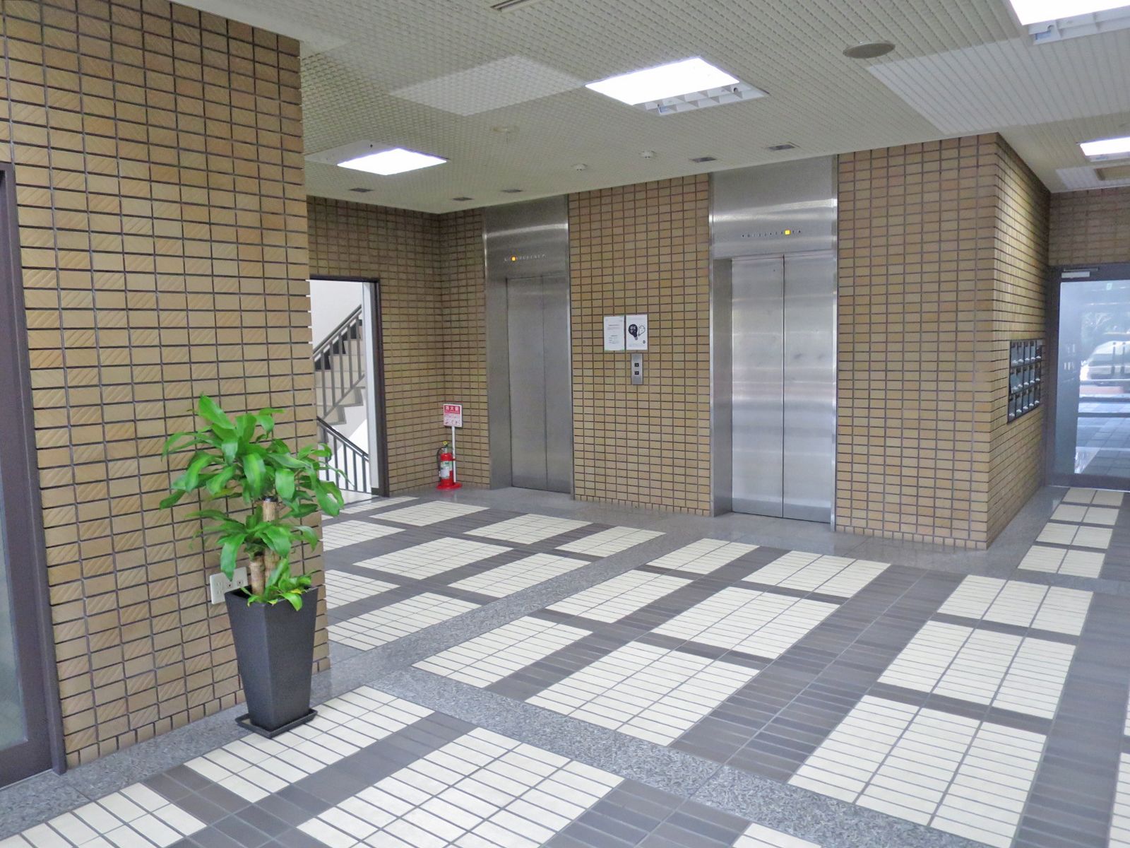 エレベーター前