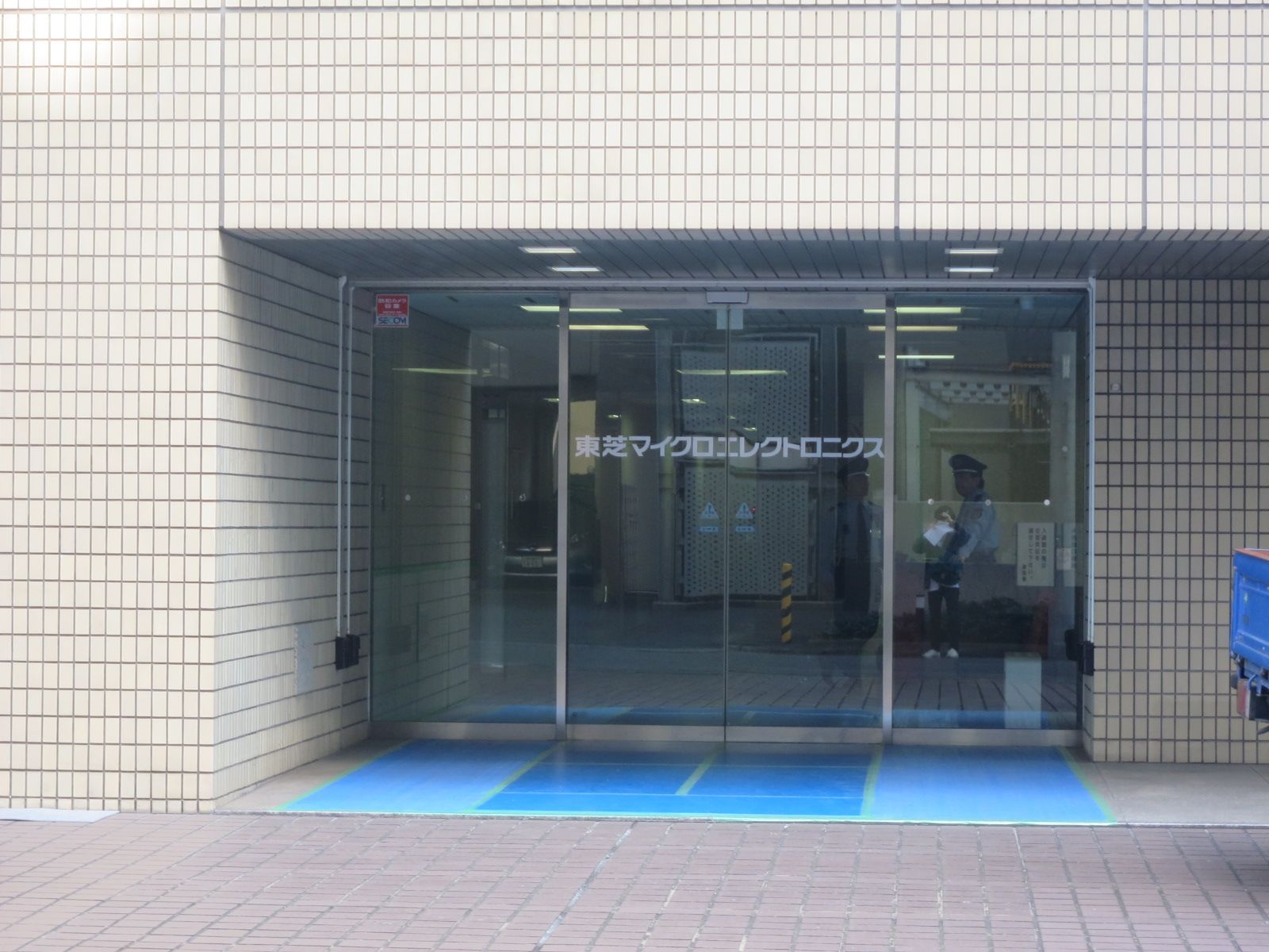 オフィスビル出入口