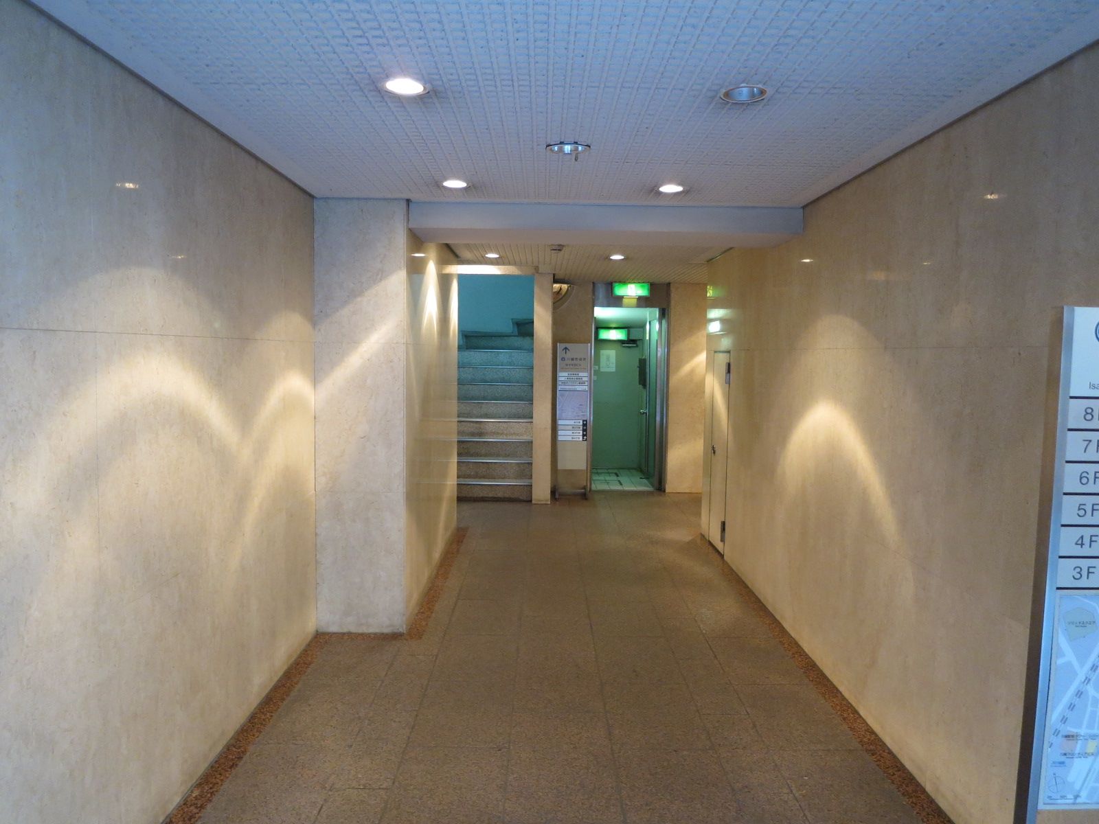 エントランス内部