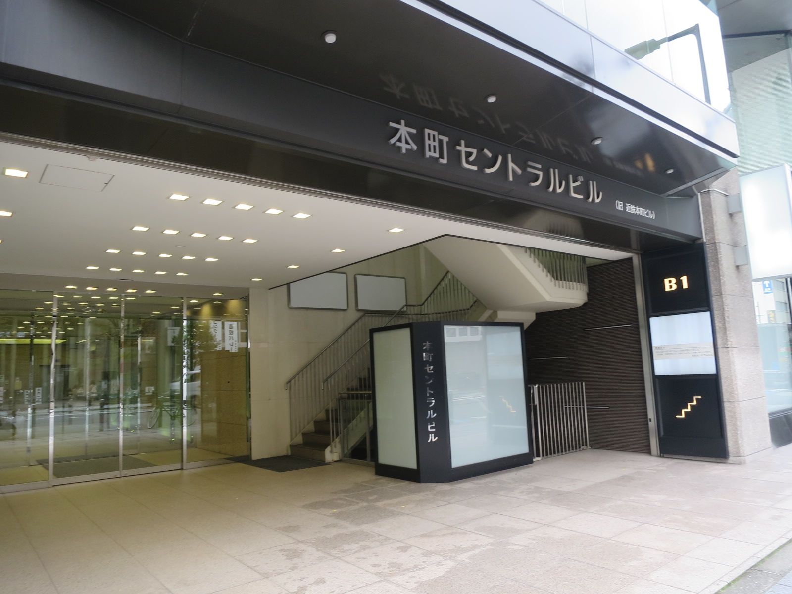 オフィスビル入口