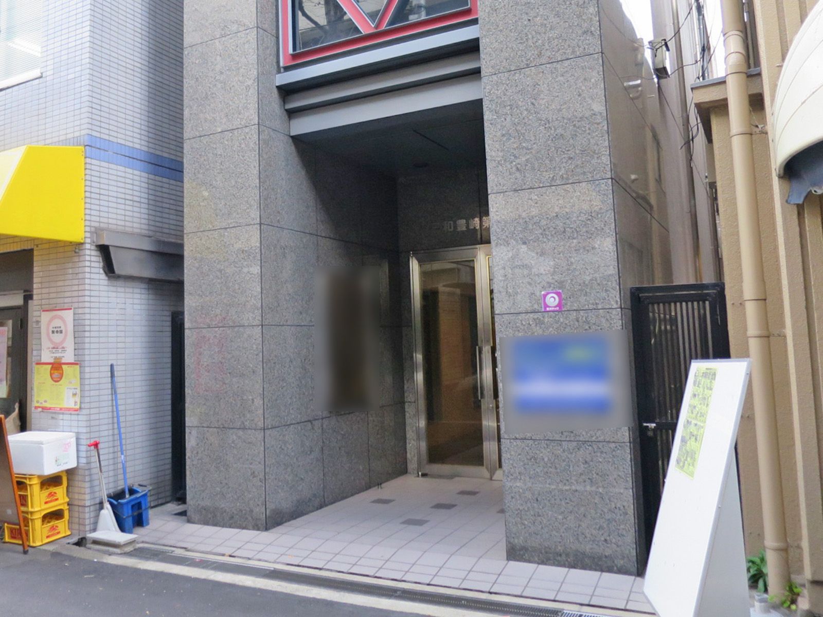 オフィスビル出入口