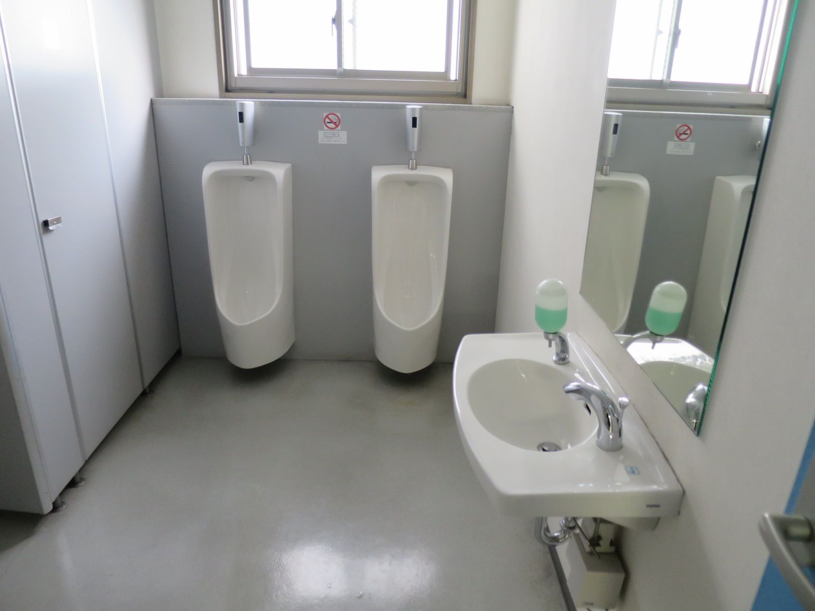 男性トイレ・洗面台