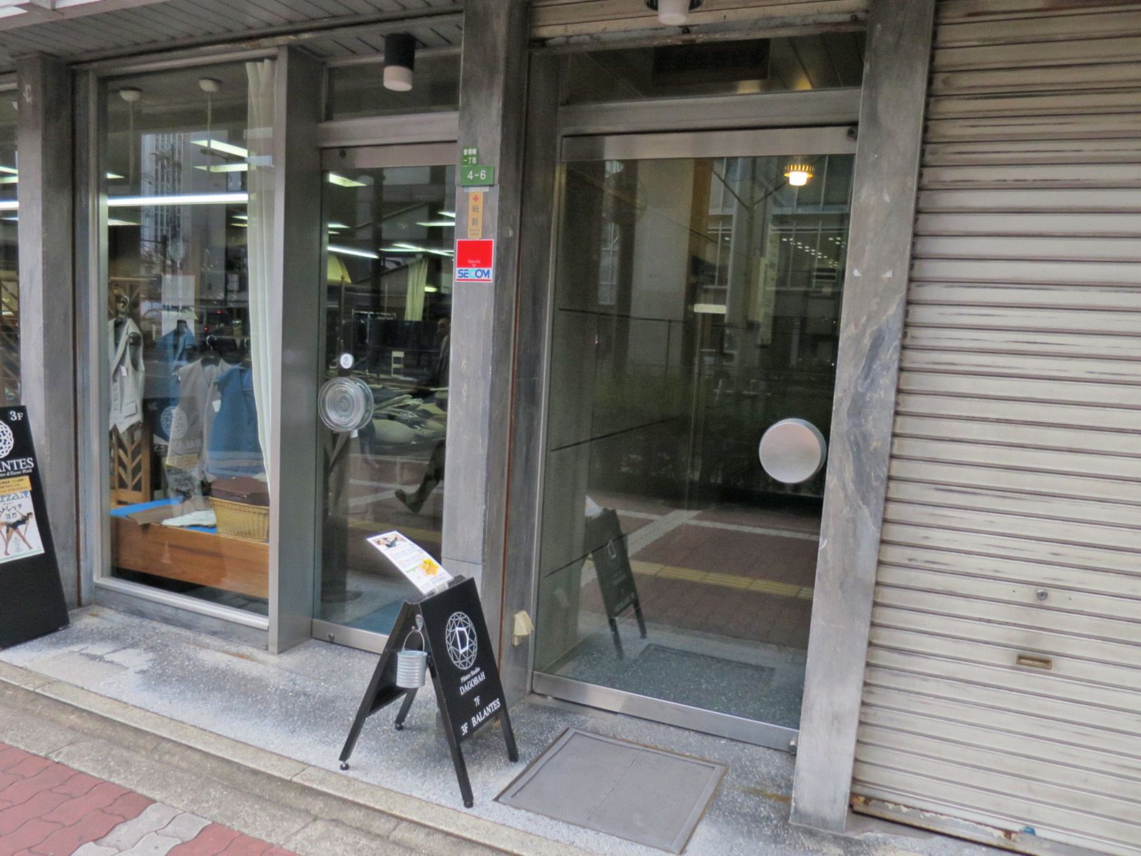 オフィスビル出入口