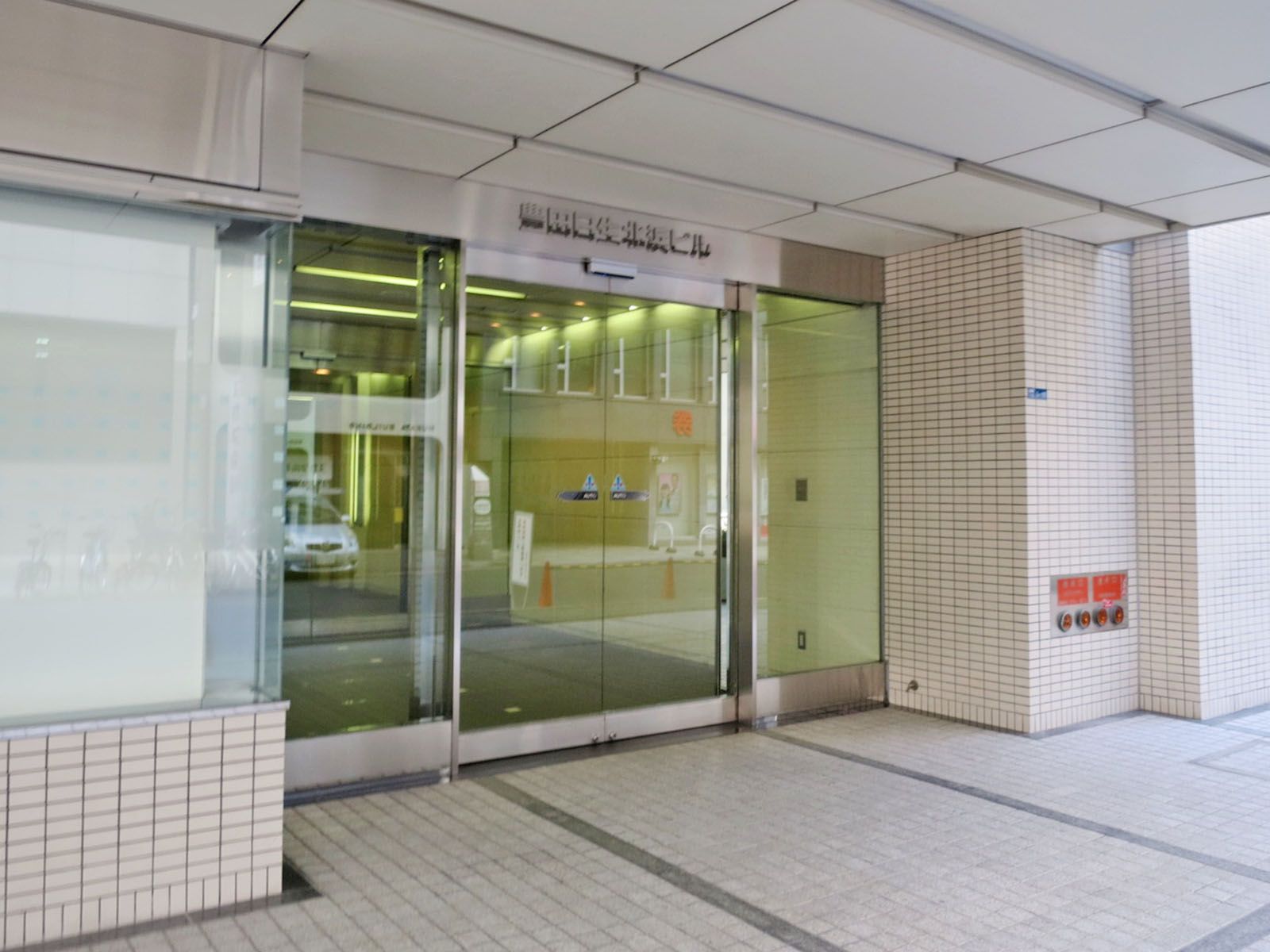 オフィスビル出入口