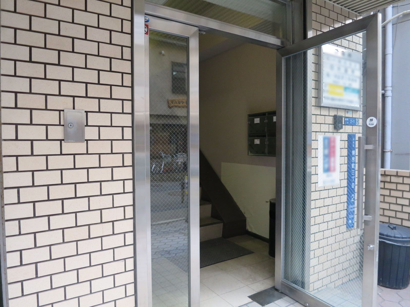 オフィスビル入口